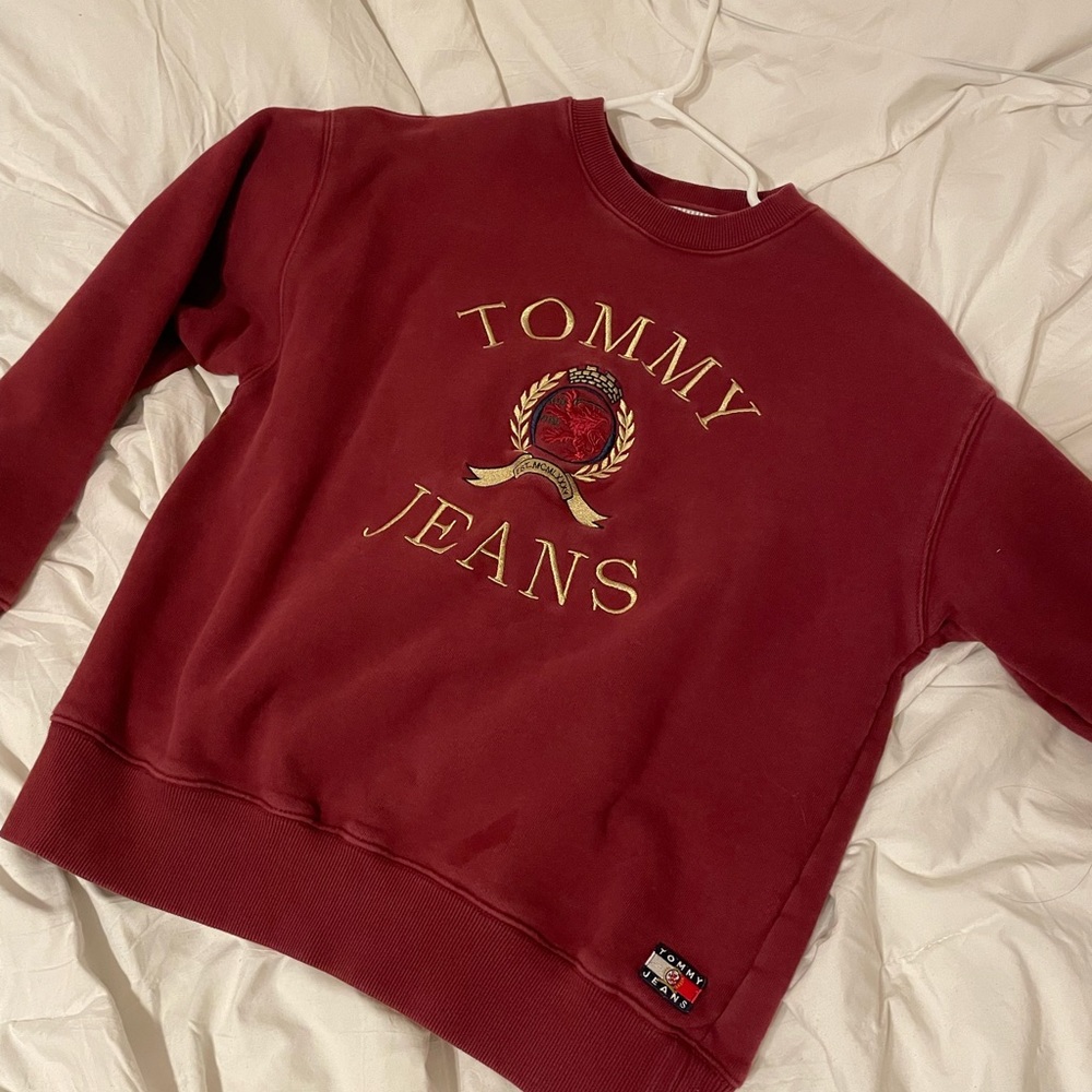 Tommy Jeans 6.0 limited capsule crew neck sweatshirt with crest logo in burgundy